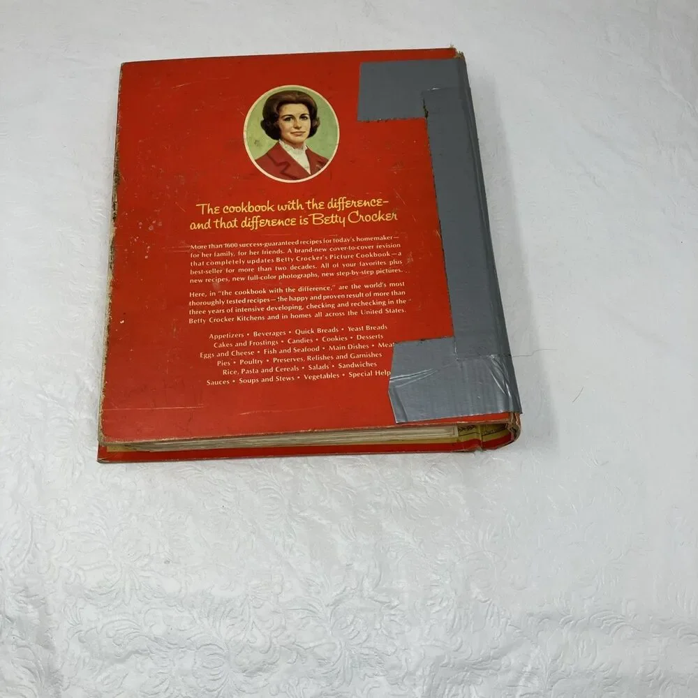 VTG 1973 Betty Crocker's Cookbook  Red Pie Cover 5-Ring Binder FLAWED DAMAGE